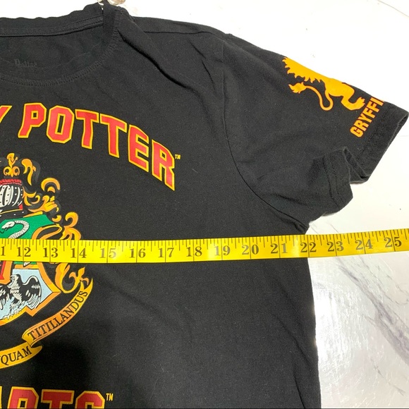 Harry Potter Hogwarts black t-shirt, medium - Picture 7 of 8